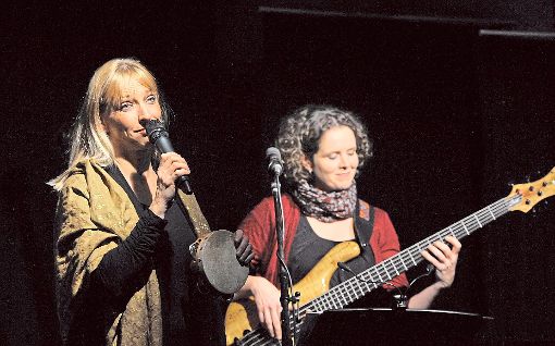 Nichts für Zartbesaitete: Heike Michaelis (links) und Janina Hacker  bei ihrem Aufritt im Stiftsschaffneikeller Foto: Baublies Foto: Lahrer Zeitung