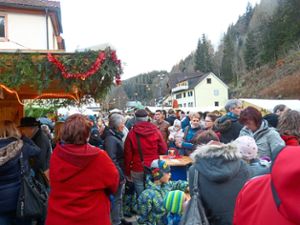 Erfreulich ist der Besucherandrang beim des Nußbacher Weihnachtsmarkt.  Foto: Dold