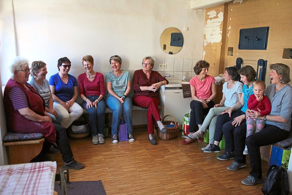 Die Frauen mögen das Treffen in der Wiesenstetter Backküche. Fotos: Müssigmann