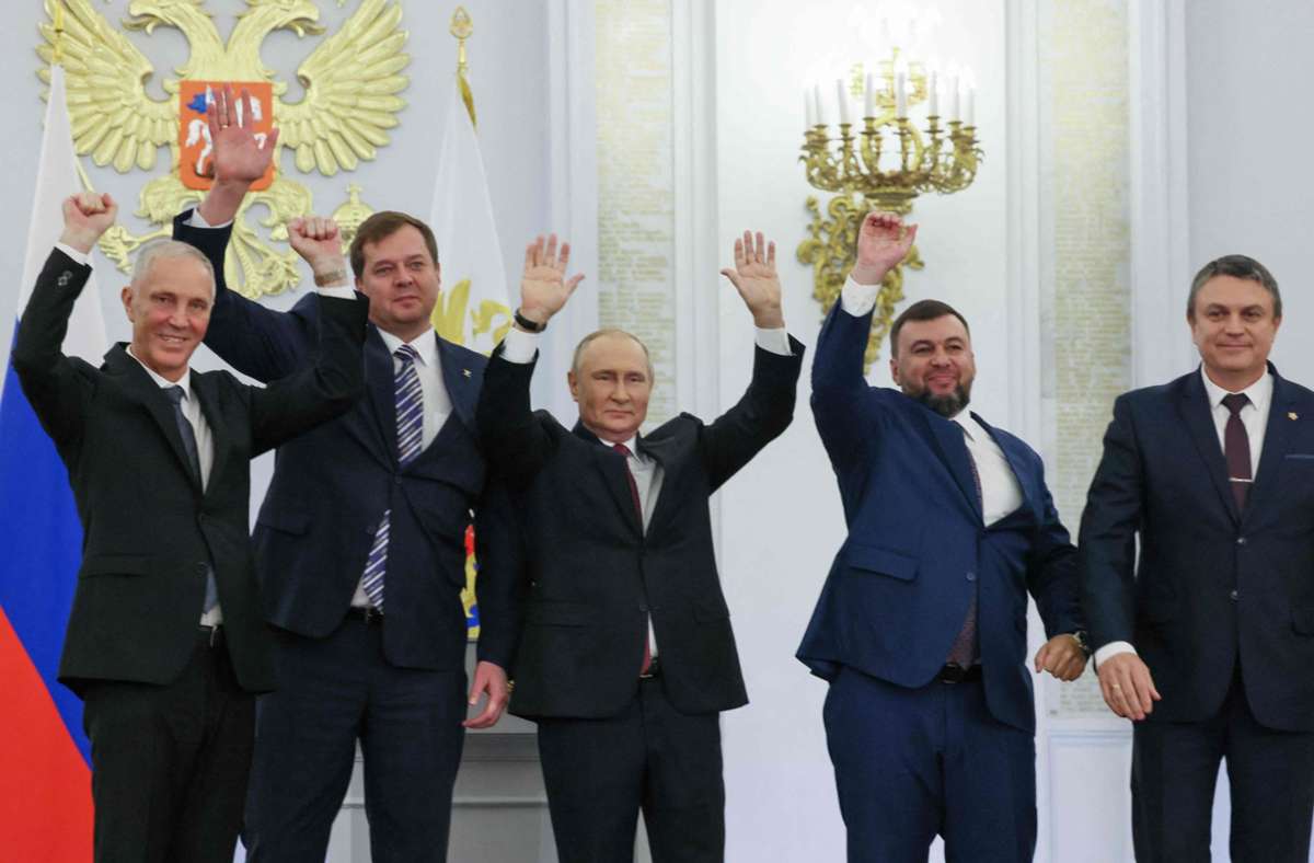 Wladimir Putin mit Vertretern aus den vier besetzten Gebieten der Ukraine, die nun russisch sein sollen Foto: AFP/Mikhail Metzel