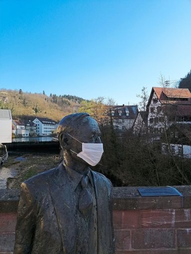 Das Coronavirus hat auch die Hesse-Stadt  im Griff. Das sieht man sogar der Statue an. Foto: Stöß Foto: Schwarzwälder Bote