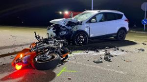 Das Motorrad prallte bei dem Unfall seitlich auf die Front des Autos. Foto: Schwenk