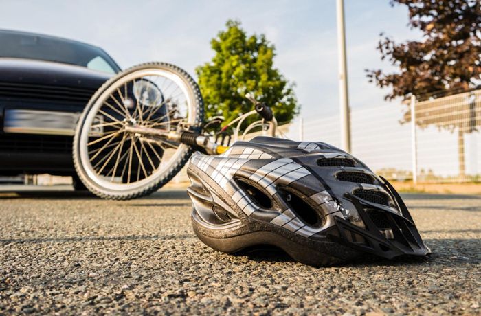 63-Jähriger schwer verletzt: Autofahrer fährt in Blumberg Radfahrer an