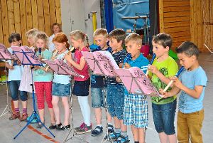 Die Flötengruppe der Grundschule in Fischbach zeigte auf dem sehr gut besuchten Schulfest ihr Können.  Foto: Bantle Foto: Schwarzwälder-Bote