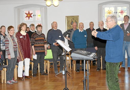 Die weihnachtlichen Singtage haben im Kloster Kirchberg begonnen: Rolf Schweizer (vorne rechts) dirigiert den Chor. Foto: Steinmetz Foto: Schwarzwälder-Bote