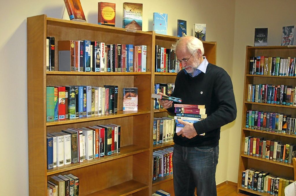 Ortsvorsteher Joachim Auer freut sich, dass es in der Gemeindebücherei wieder trocken ist. Nun sollen neue Bücher angeschafft werden. Foto: Keck Foto: Schwarzwälder-Bote