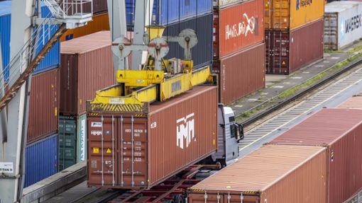 Container Terminal im Hafen Mannheim: Derzeit schwächelt die Wirtschaft in Baden-Württemberg. (Archivbild) Foto: IMAGO/Arnulf Hettrich/IMAGO/Arnulf Hettrich