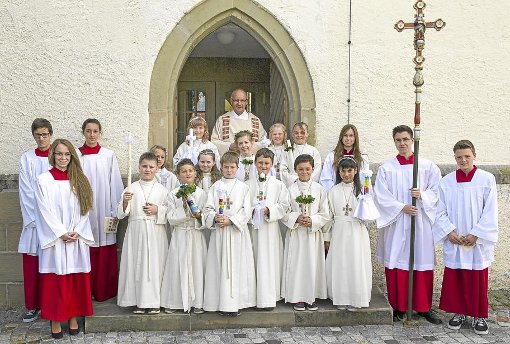 Zwei Mädchen und drei Jungen haben in der Rexinger Pfarrkirche St. Johann Baptist ihre Erstkommunion gefeiert. Foto: Binder