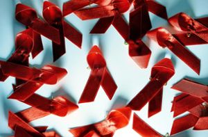 Die rote Schleife gilt weltweit als Symbol der Solidarität mit HIV-Infizierten: Viele betroffene Ortenauer leiden auch heute noch unter Ausgrenzung. Foto: Kalaene