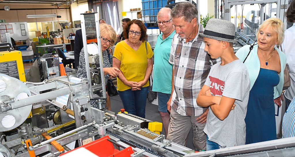 Chefin Edeltraud Sylwasschy (links) erklärte Lesern unserer Zeitung die Kugelschreiber-Produktion in Wolfach.
