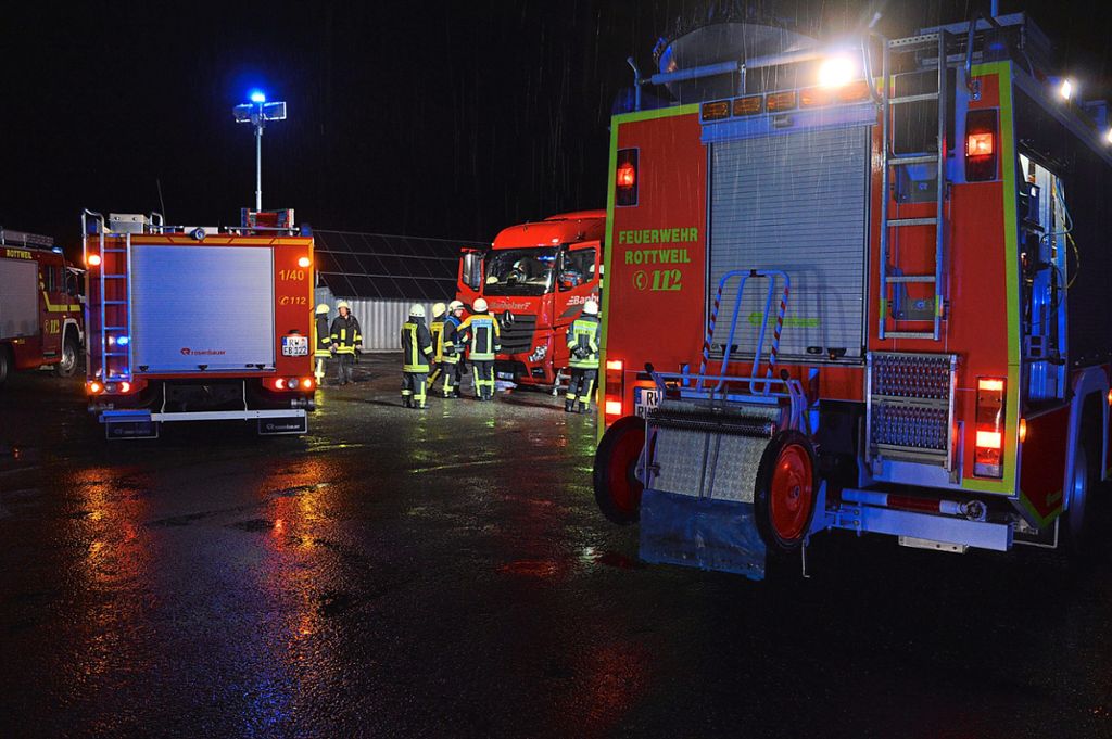 Rund 40 Einsatzkräfte, darunter Feuerwehren aus Herrenzimmern und Rottweil, helfen dem Lastwagenfahrer.