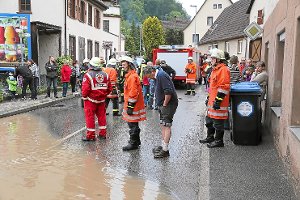 Plötzlich war das Hochwasser da: Diese Mühringer Bürger wollten noch schnell in ihr Haus.  Foto: Ganswind Foto: Schwarzwälder-Bote