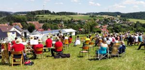 Einen herrlichen Ausblick auf das Eschachtal haben die Besucher des Gottesdienstes in Flözlingen.Foto: King Foto: Schwarzwälder Bote