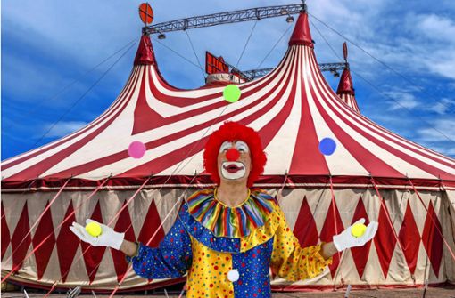Ein Clown jongliert vor einem Zirkus-Zelt. Aktuell ist Hochsaison für die Zirkus-Unternehmen. Allerdings sind Spenden-Sammlungen im Sommer eher nicht zu erwarten. Oftmals handelt es sich um Trittbrettfahrer, die eine Betrugsmasche anwenden. Foto: Blickfang - stock.adobe.com/ROLF FISCHER
