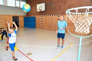 Integrationsmanager Eberhard Carl ist Betreuer der Ballspiel-AG an der Burgschule Haiterbach. Fotos: Katzmaier Foto: Schwarzwälder Bote