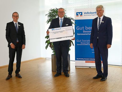 Die Vorstände der Volksbank Ralf Gottschalk (von links), Jörg Stahl (Vorstandssprecher) und Maximilian BinzerFoto: Voba Foto: Schwarzwälder Bote
