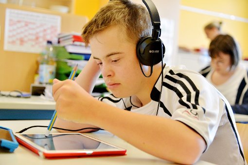 Maurice macht Lese- und Schreibübungen am iPad. Das Gerät erleichtert dem Jungen, der mit dem Down Syndrom zur Welt kam, das Lernen an der Weiherschule in Hechingen ungemein. Foto: Schwarzwälder-Bote