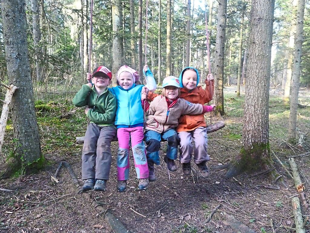 Quietschvergnügt  schaukeln diese vier Kinder  im Gerechtigkeitswald auf einer Holzschaukel.  Ihre Eltern  sind froh, dass die Kindergartengruppe eine Zukunft hat.    Foto: Waterstrat Foto: Schwarzwälder-Bote