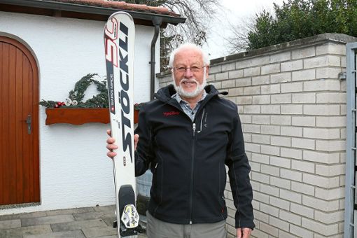 Horst Widmann hält ein Paar Ski in der Hand. Er hat vielen  die Freude am Skifahren vermittelt. Dafür wird er geehrt.    Foto: Müller Foto: Schwarzwälder Bote