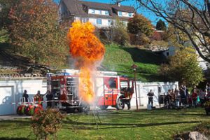 Spektakulär sind immer die Vorführungen einer Fettexplosion durch die Feuerwehr, wie sie nun auch beim Kilwifest beim Haus der Heimatgilde durchgeführt wurde.  Fotos: Heimpel Foto: Schwarzwälder Bote