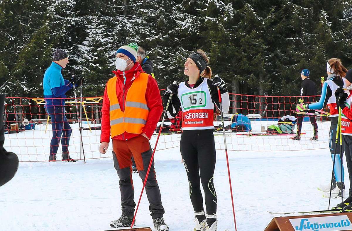 Bei den Schwarzwaldmeisterschaften wartet die Bergstädterin Lisa Kopp auf ihre Startläuferin.