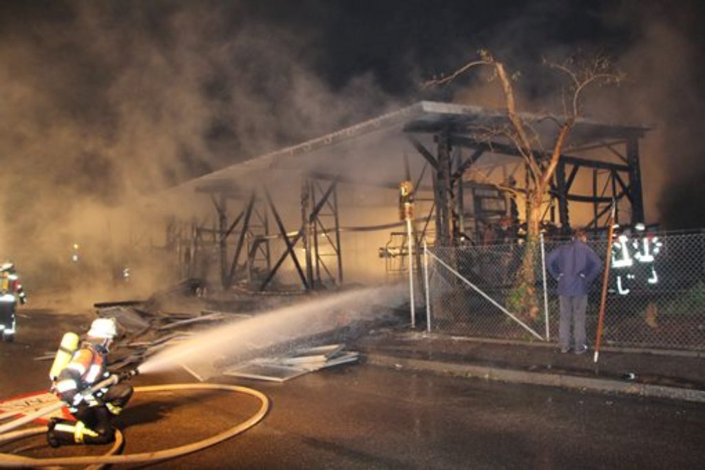 Am Mittwochabend brennt eine Lagerhalle in Herrenberg lichterloh. Fazit: Stundenlange Löscharbeiten und einen Schaden in Höhe von 50.000 Euro.