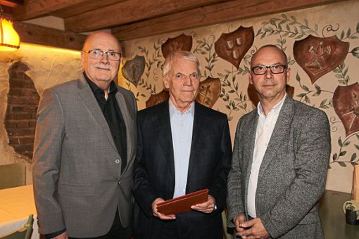 Walter Caroli (links) und Mark Rinderspacher ehrten Jürgen Walter für seine 50 Jahre im Lahrer SPD-Ortsverband.  Foto: Haberer Foto: Lahrer Zeitung