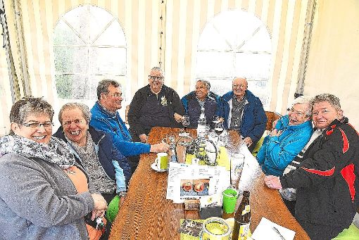 Gesellige Runde: Einheimische Stammgäste kamen zur Saison-Eröffnung der Freizeitanlage in Salzstetten. Foto: Maier Foto: Schwarzwälder-Bote