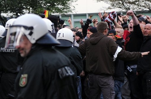 Rund 4800 Hooligans und Rechtsextremisten hatten sich am Sonntag in Köln zu einer Demonstration gegen Salafisten versammelt. Es kam zu massiven Ausschreitungen mit vielen Verletzten. Foto: dpa