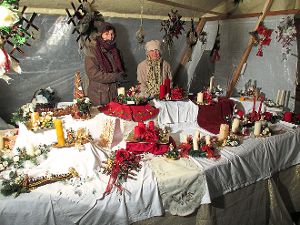 Weihnachtliche Artikel werden wieder am ersten Advent in der Rosenfelder Altstadt angeboten.  Foto: Archiv Foto: Schwarzwälder-Bote