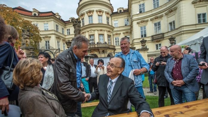 Genscher trifft DDR-Flüchtlinge in Prag
