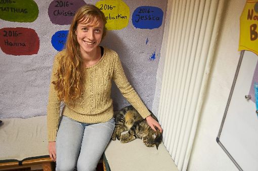 Cara Pinder-Emery  kuschelt mit der Katze der Freien Schule in der Sitzecke.  Foto: Seiss Foto: Schwarzwälder-Bote