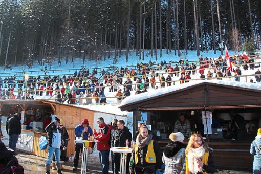 Am Wochenende 7. bis 9. Dezember wird im Skistadion an der Hochfirstschanze in Titisee-Neustadt die Weltelite der Skispringer erwartet. Volkfeststimmung und viel Unterhaltung gehören dazu. Foto: Bächle Foto: Schwarzwälder Bote