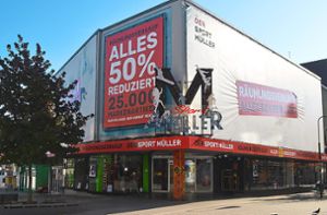 Schon seit rund einem Jahr deuten die Räumungsverkauf-Plakate an der Fassade des Mode- und Trendhauses von Sport Müller an der Uhlandstraße auf eine Schließung hin. Das Gebäude ist nun verkauft, Ende März wird die Filiale dicht gemacht. Foto: Kratt
