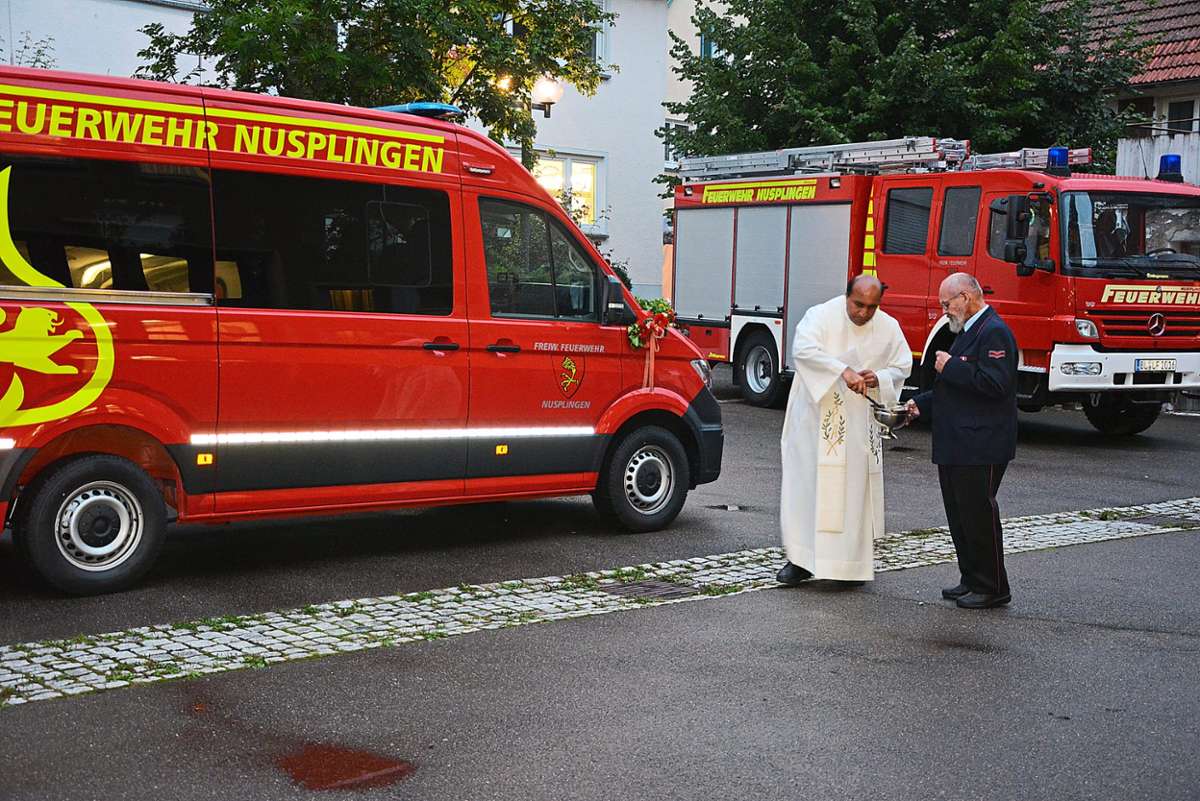 Pfarrer Joseph Kaniyodickal segnete das neue Fahrzeug der Nusplinger Feuerwehr.