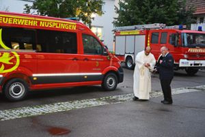 Pfarrer Joseph Kaniyodickal segnete das neue Fahrzeug der Nusplinger Feuerwehr. Foto: Fotos: Graf