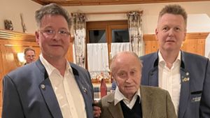 Helmut Schwenk (mitte) wird für sein langjähriges Engagement beim Männergesangverein geehrt. Foto: MGV Dornhan
