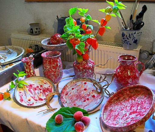 Die   Farbenpracht des Herbstes spiegelt sich auch in den Keramik-Erzeugnissen von Ursula Fohmann. Foto: Olowinsky Foto: Schwarzwälder-Bote