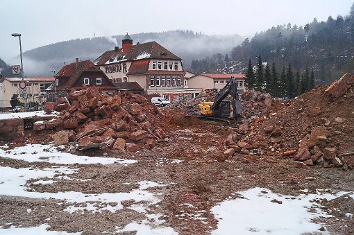 Derzeit werden die Tiefkeller des ehemaligen Hotels Ochsen in Bad Liebenzell zertrümmert. Foto: Krokauer
