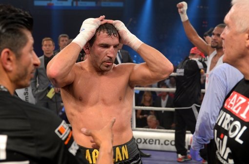 Fassungslos nach der umstrittenen Niederlage gegen Yoan Pablo Hernandez: Cruisergewichts-Boxer Firat Arslan Foto: dpa