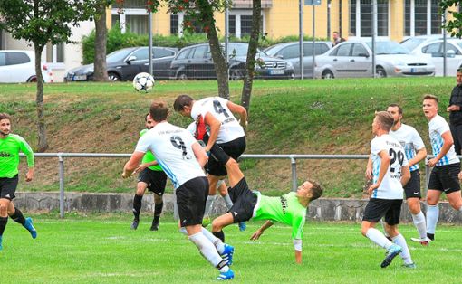 Ein intensives Spiel mit insgesamt acht Toren – gerecht verteilt auf beide Mannschaften – lieferten sich Aufsteiger GW Ottenbronn II und der Nachbar TSV Möttlingen. Foto: Kraushaar Foto: Schwarzwälder Bote
