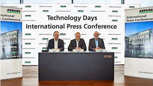 Michael Hehl (von links), Gerhard Böhm und Guido Frohnhaus stimmten die Vertreter der Presse auf die Technologie-Tage ein. Foto: Arburg