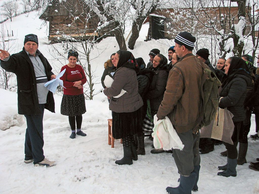 Einer der örtlichen Organisatoren erklärt den Wartenden den Ablauf der Verteilung Fotos: Christen helfen in Rumänien