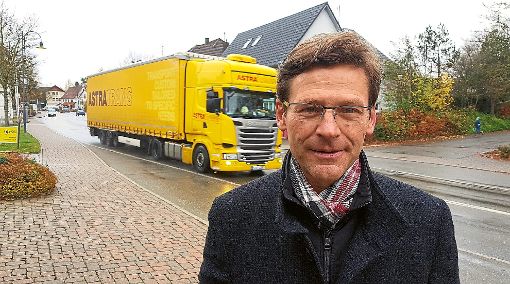 Oliver Avemaria steht an der viel befahrenen Durchfahrtsstraße von Villingendorf. Er will eine BI für Tempo 30 gründen. Foto: Horst