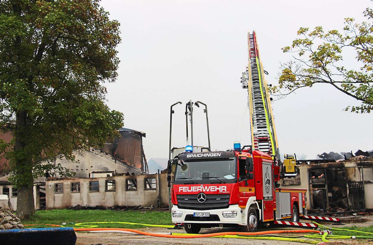 Über Stunden hinweg sind die Feuerwehren im Einsatz, um den Brand in Trossingen zu löschen. Foto: Schaub