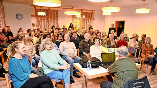 Über 80 Natur- und Wildtierfreunde interessierten sich für den lehrreichen Experten-Vortrag im Bürgersaal in Oberwaldach. Foto: Walter Maier