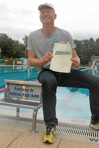 Die Überraschung ist gelungen: Die Sportschwimmbahn im Haslacher Schwimmbad wurde nach dem schwimmenden Professor benannt. Foto: Störr