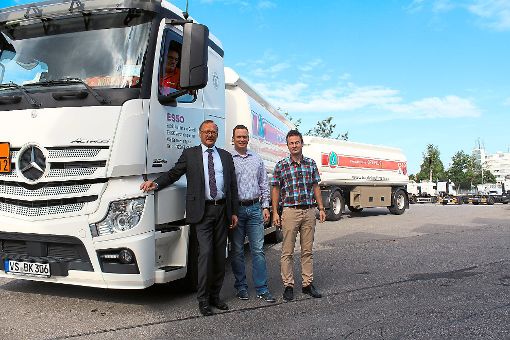 Johann Bucher (von links), Dominik Bucher und Simon Meister müssen beim Transport derzeit auf Tankwagen setzen.  Foto: Pohl Foto: Schwarzwälder-Bote