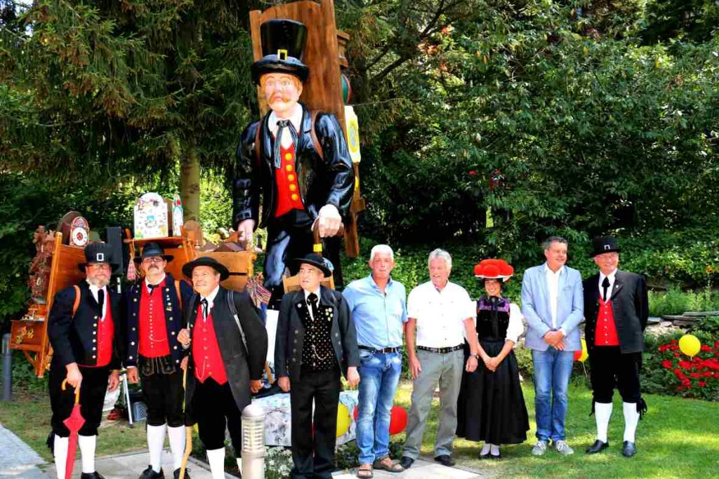 Mit 4,20 Meter ist die Figur des Schwarzwälder Uhrenträgers in Triberg die wohl größte der Welt. In der Wasserfallstadt wurde sie zum Auftakt des Stadtfestes im Park des Parkhotels Wehrle im Beisein von vier Uhrenträgern aus der Region enthüllt.