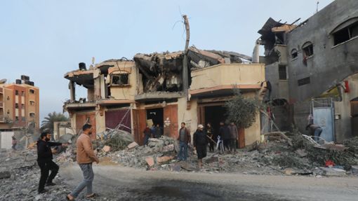 Palästinenser begutachten nach einem Bombenangriff den Schaden an einem Wohnhaus. (Archivfoto) Foto: IMAGO/Naaman Omar  apaimages